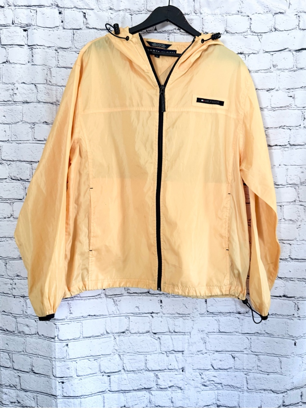 TOMMY HILFIGER. Pale yellow windbreaker. Size M